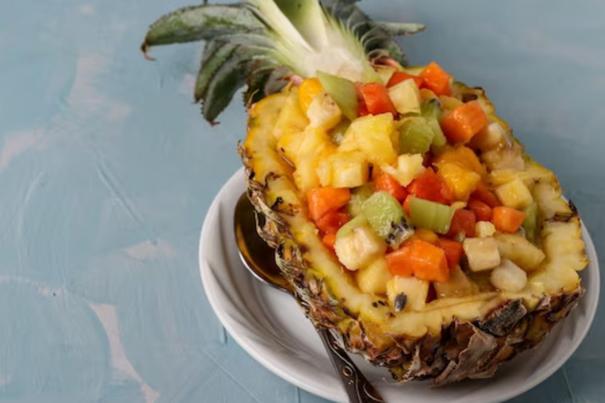 Desfrute da Refrescância: Salada de Frutas no Abacaxi – Receita, Modo de Preparo e Valor Nutricional