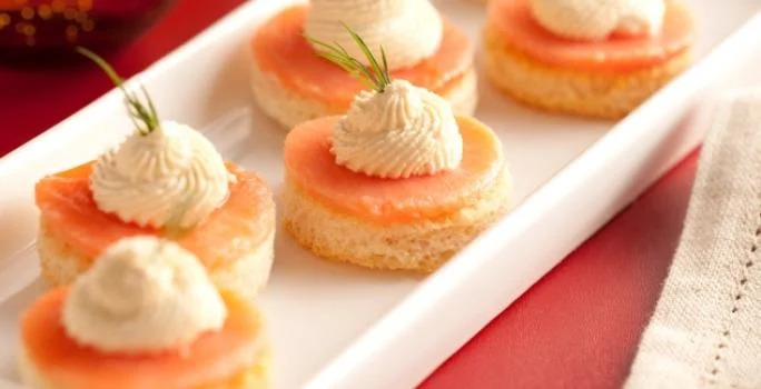 Receita de Canapés de Salmão Defumado: Delícia Sofisticada para suas Celebrações